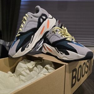 Adidas Yeezy Boost 700
